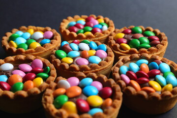 TARTELLETTE ITALIANE COLORATE COLORATE CON CIOCCOLATO, ITALIAN COLORFUL TARTLETS WITH CHOCOLATE 