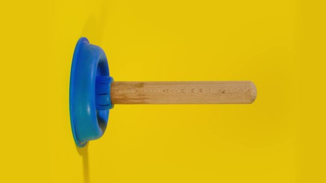Toilet plunger su sfondo giallo 