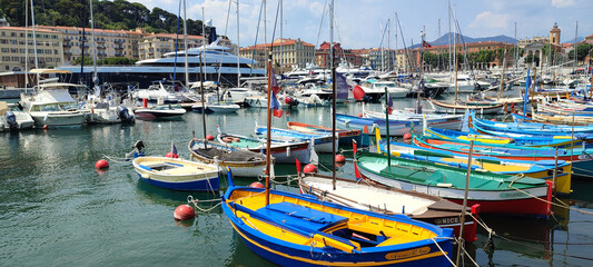 Le port Lympia à Nice sur la Côte d'Azur avec ses yachts et ses pointus, bateaux de pêche traditionnels