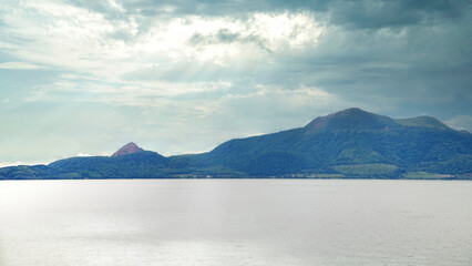 湖と山と曇り空