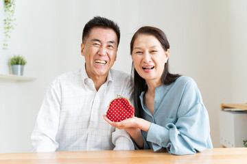 財布を持ち笑顔の夫婦