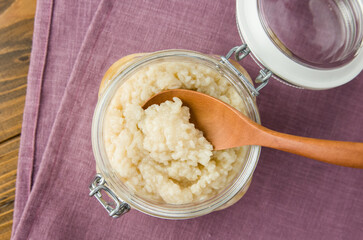 ガラス瓶（キャニスター）に入った塩麹と木のスプーン