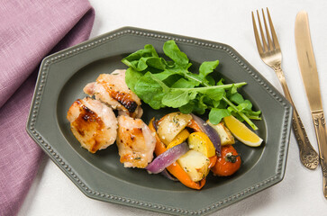 鶏肉と彩り野菜のグリル（一人前の皿盛り）