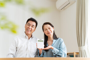 Obraz premium 電卓を持つシニア夫婦