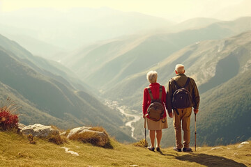 Obraz premium an elderly couple in the mountains