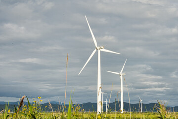 風力発電の風車と曇り空