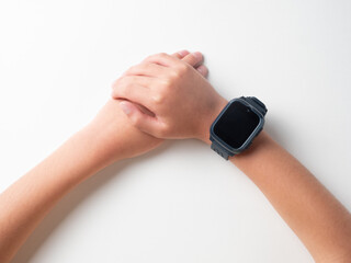 スマートウォッチを身につけた子供の腕