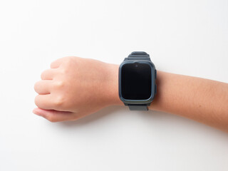 スマートウォッチを身につけた子供の腕