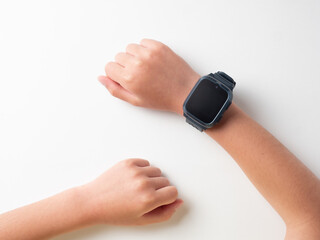 スマートウォッチを身につけた子供の腕