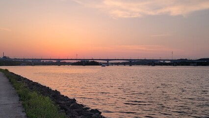 Obraz premium 서울 한강의 노을지는 하늘