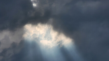 어두운 하늘의 구름