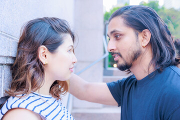 壁ドンするインド人とその彼女