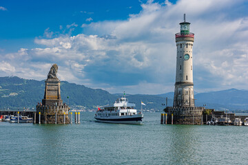 Fototapeta na wymiar Die Hafeneinfahrt in Lindau am Bodensee; Deutschland