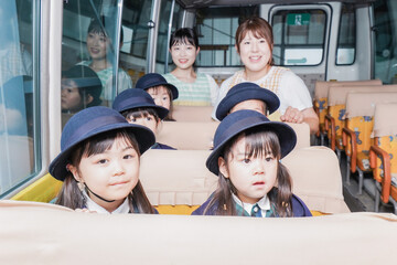 幼児バスに乗る子どもたち - obrazy, fototapety, plakaty