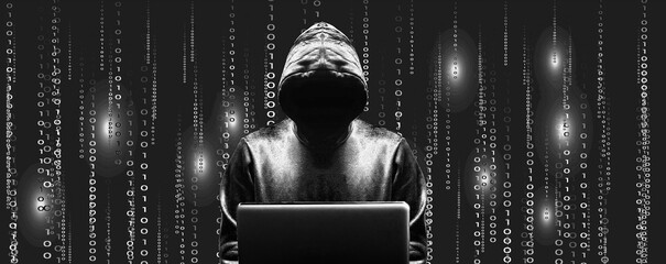 Silhouette centr&eacute;e du cybercriminel devant son &eacute;cran d'ordinateur portable sur fond de donn&eacute;es binaires en noir et blanc et niveau de gris