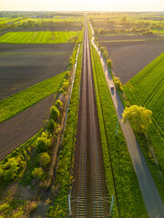 linia kolejowa między polami widziana z góry