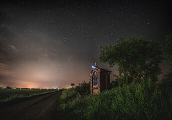samotna kapliczka w polu w nocy