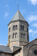 Fototapeta na wymiar Clocher de la Basilique Notre-Dame des Miracles à Mauriac