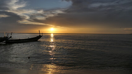 Fototapeta na wymiar Sonnenuntergang am Meer. Tolle Farben bei Sonnenuntergang am Strand