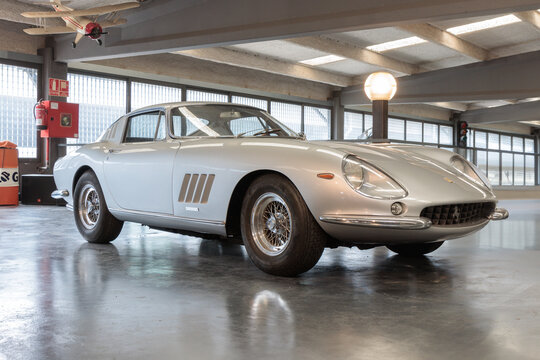1966 Ferrari 275 GTB 4. Designer: Pininfarina..