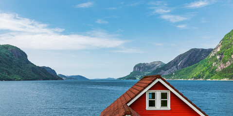Rots Haus an einem Fjord in Norwegen