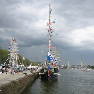 Une grande roue, un voilier de l'Armada et le pont Gustave Flaubert a Rouen.