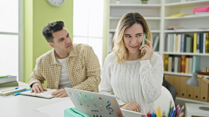 Obraz premium Man and woman students talking on smartphone louder disturbing at library university