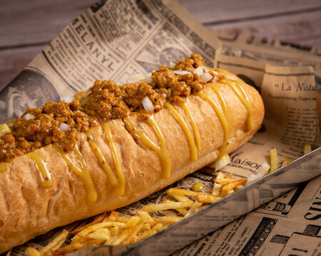 Chilidog de carne molida en charola lista para comer 