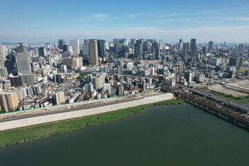 大阪　淀川とオフィスビル群