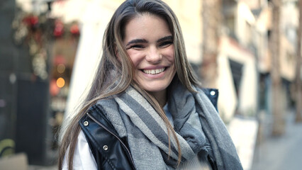 Obraz premium Young beautiful hispanic woman smiling confident at street