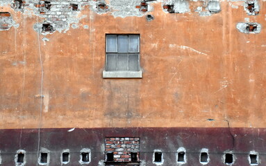 Alte baufällige Fassade mit Fenster