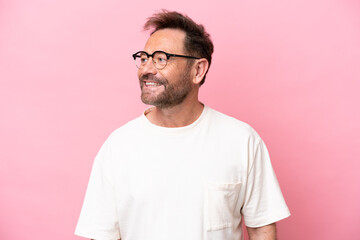 Obraz premium Middle age caucasian man isolated on pink background With glasses with happy expression