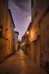 Obraz premium pueblo de alcudia bajo la estrellas