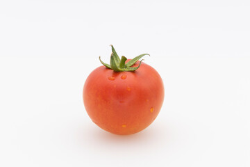 Tomate natural, aislado en blanco