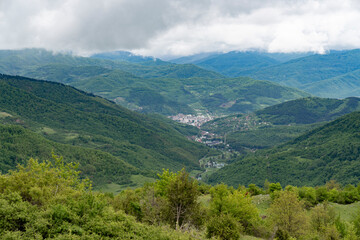 Fototapeta na wymiar Bergstadt in Bosnien 