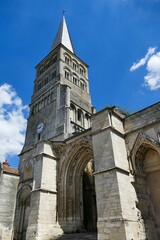 Le clocher Sainte-Croix et le portail gothique de l’église Notre-Dame du prieuré de La charité-sur-Loire