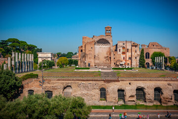 Fototapeta premium Vista maravillosa del horizonte de Roma en la puesta del sol con St Peter Cathedral, Roma, Italia