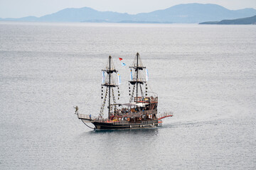 Partyboot vor der Küste 