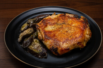 ローストチキン　黒背景　俯瞰