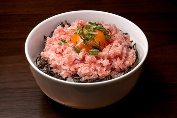ネギトロ海鮮丼　卵黄付き　塩昆布