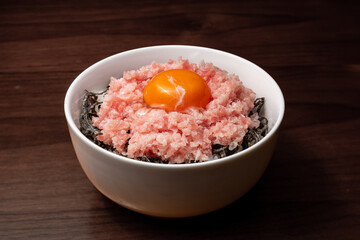 ネギトロ海鮮丼　卵黄乗せ　大葉　俯瞰
