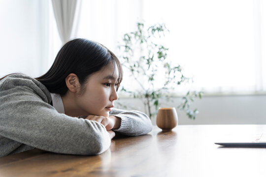 くつろぐ日本人女子学生