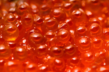 鮭の醤油漬けいくらのおいしそうなしっとりモッチリとしたツブツブ膜ラップ画像。