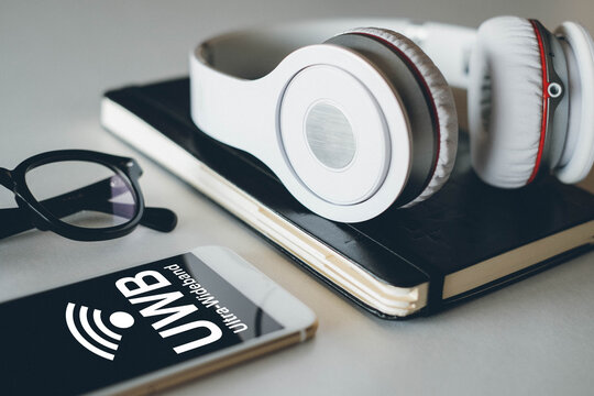 Wireless connection between mobile phone and wireless headphones, UWB concept, ultra wideband.
