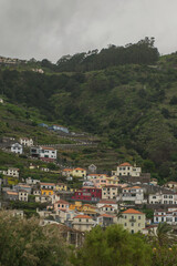 Obraz premium Scattered houses on the mountainside