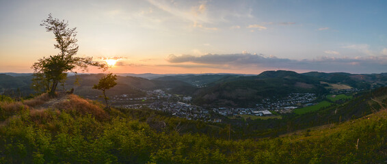 Sonnenuntergang über sauerländer Bergen in Lennestadt