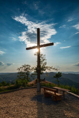 Kreuz auf Berg im Sauerland mit Sonnenuntergang