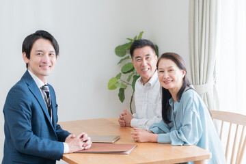 営業マンと高齢者夫婦
