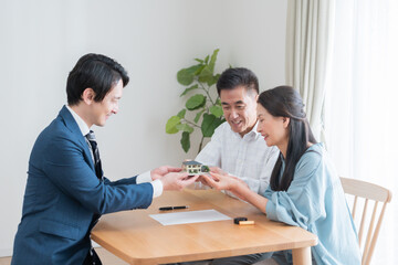 不動産購入を考えるシニア夫婦
