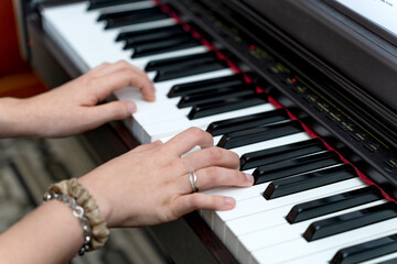 Fototapeta premium Piano Virtuoso in Black: A Captivating Performance of Musical Brilliance